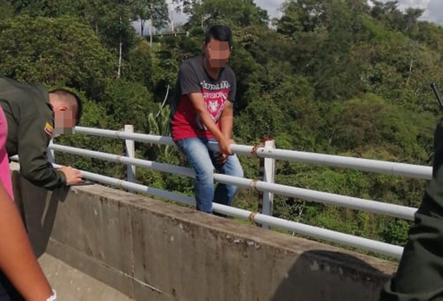 Evitaron que un hombre se lanzara del Puente de la Variante en Ibagué