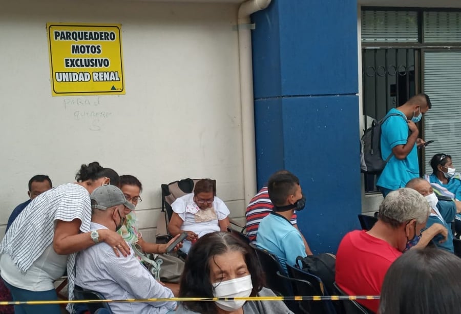 Al sol y al agua en el parqueadero de las motos, tienen que esperar sus citas