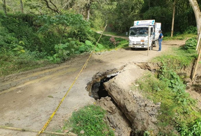 Vía terciaría en el sector de Calambeo