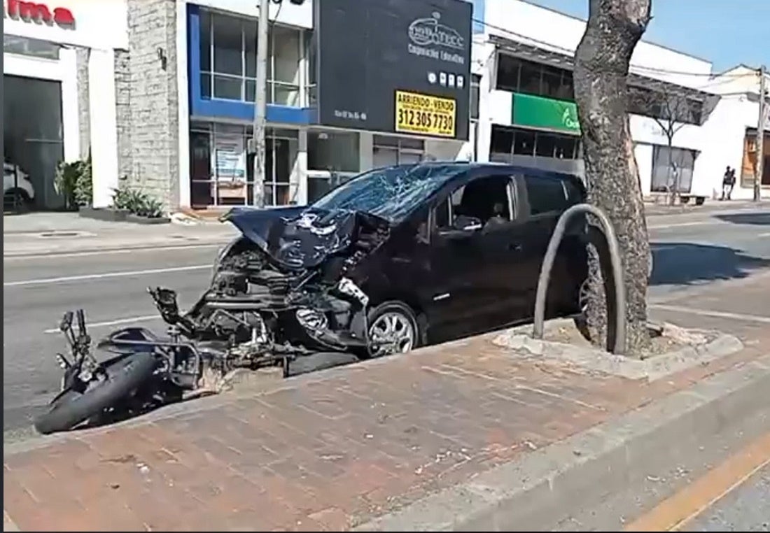 La motocicleta fue arrastrada por lo menos 50 metros.