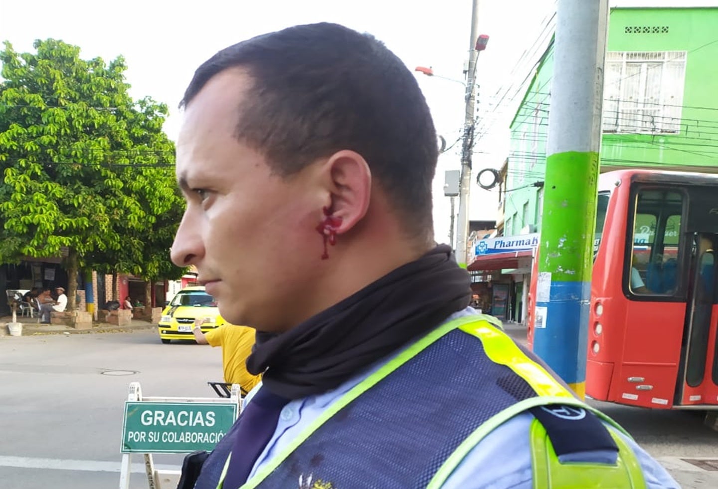 ¡Intolerancia! Motociclista cogió a piedra a un ‘Azul’ porque le inmovilizó la moto en Ibagué