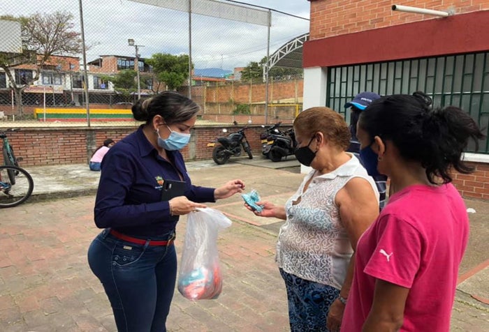 Entrega de protocolos de bioseguridad en las mujeres de Ibagué