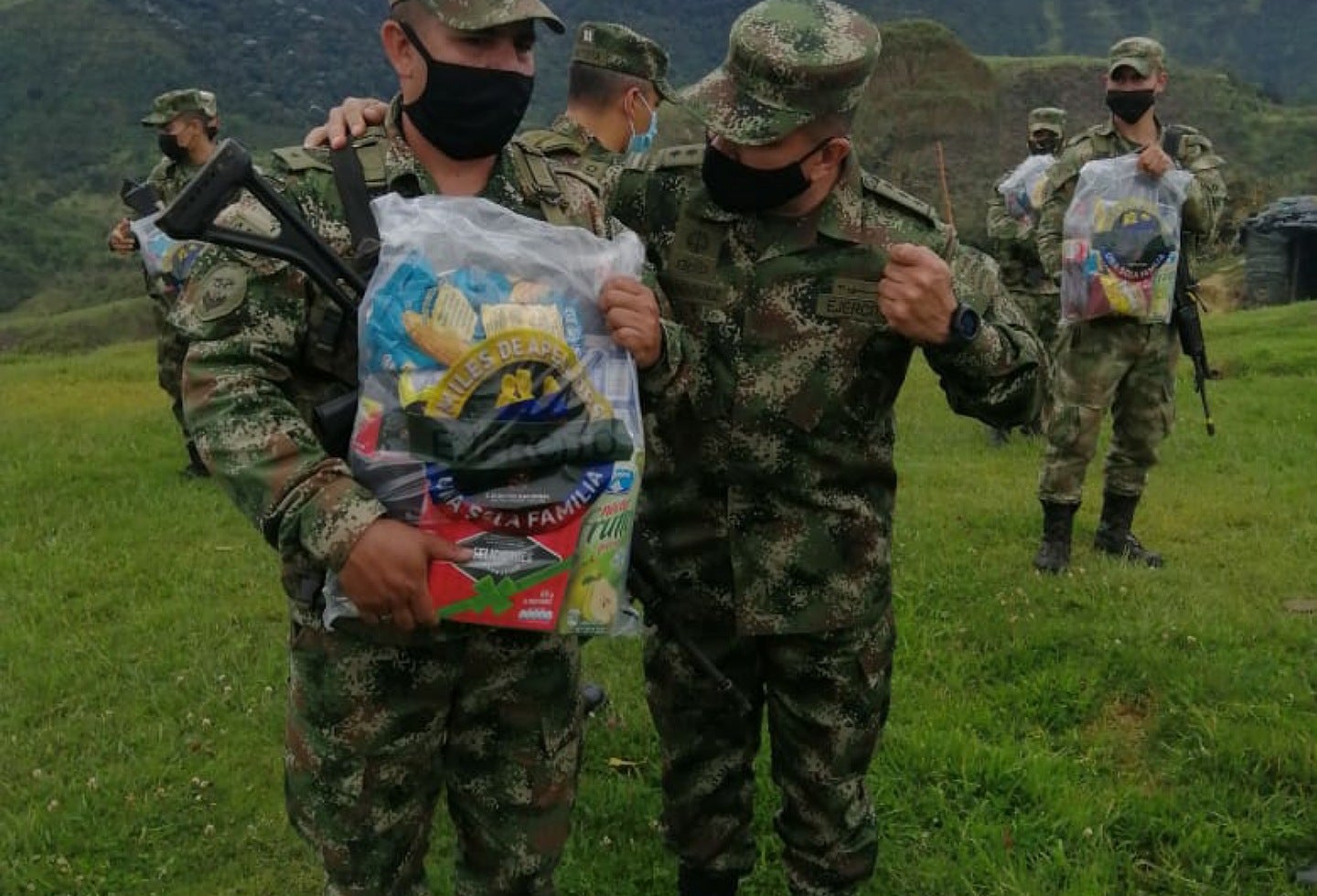 Ejército nacional en gratitud a la labor diaria de los soldados adelanta navidad