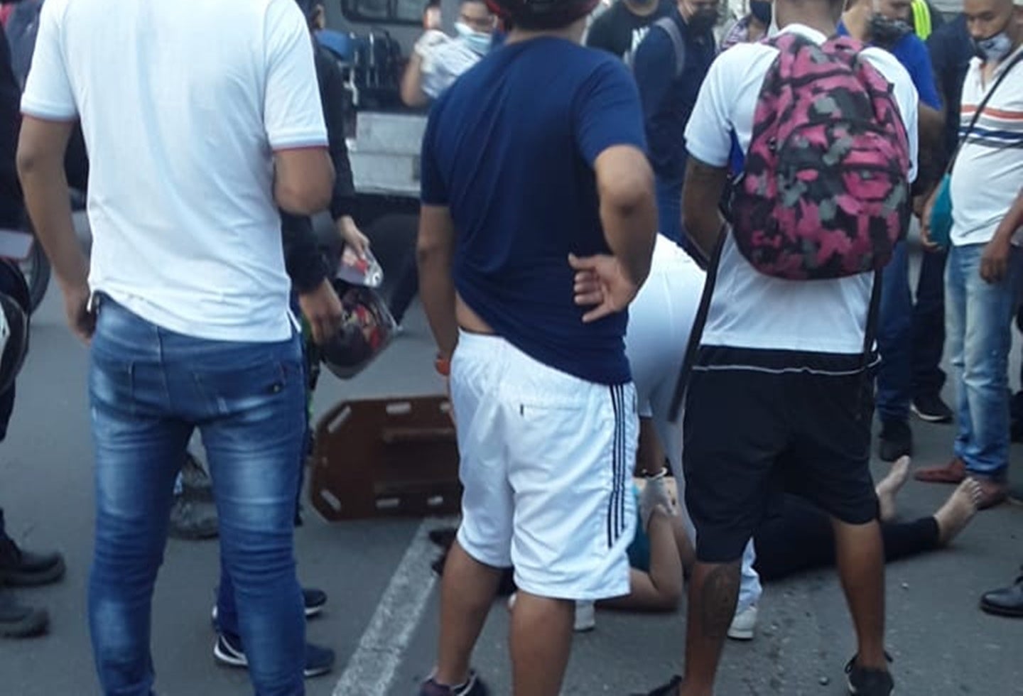 Entre la vida y la muerte se encuentra una mujer que fue arrollada por un particular en el sector del Poblado