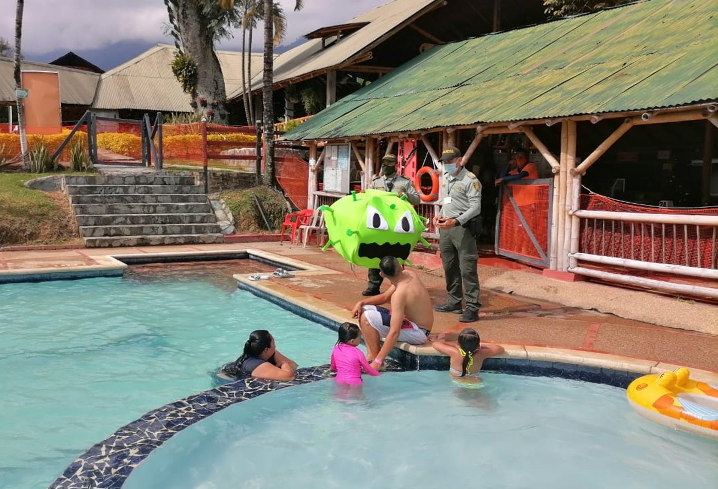 Piscinas control de Policía