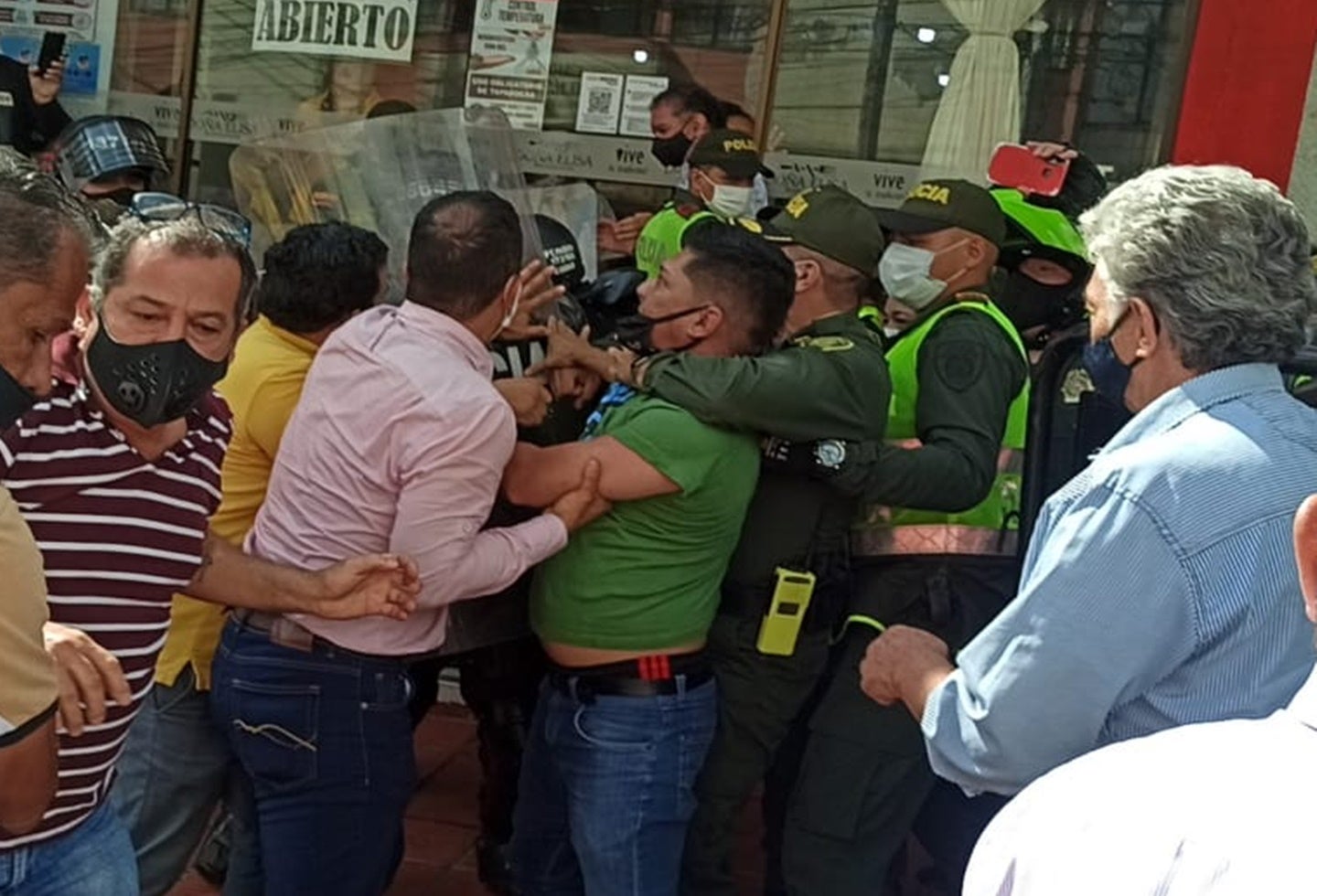 Tremenda trifulca se registró en las instalaciones de Velotax