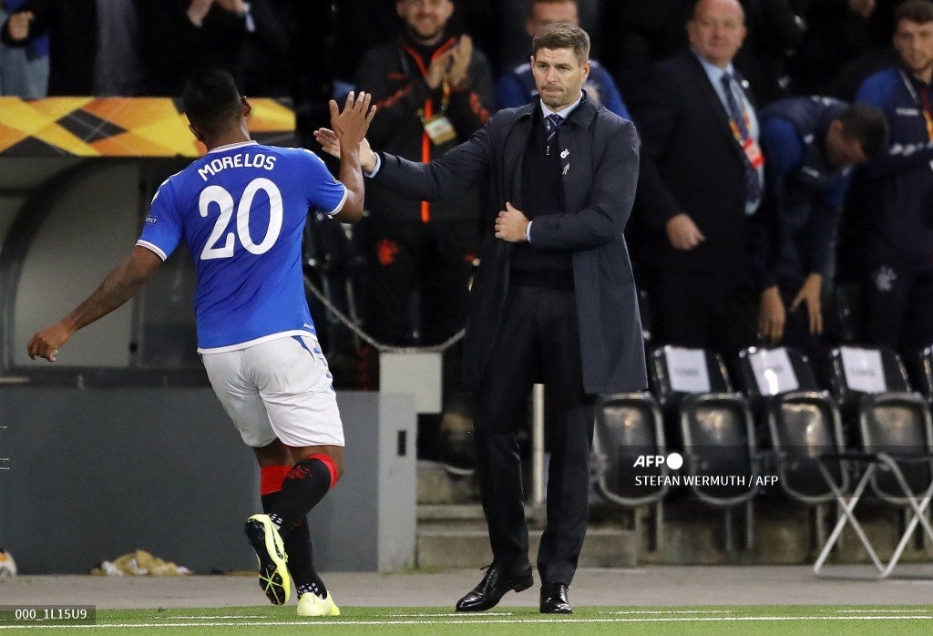 Steven Gerrard y Alfredo Morelos
