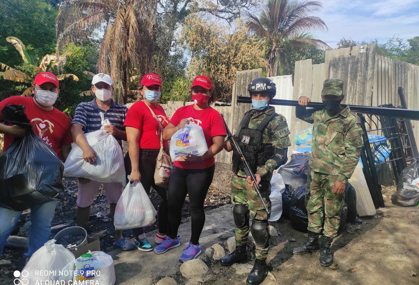 Las llamas consumieron tres viviendas del asentamiento Villa Colombia.