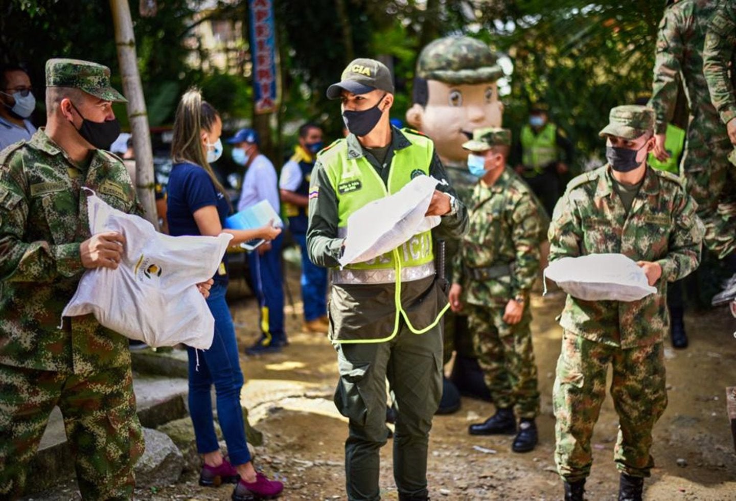 Entrega ayudas humanitarias Las Delicias.jpeg--2