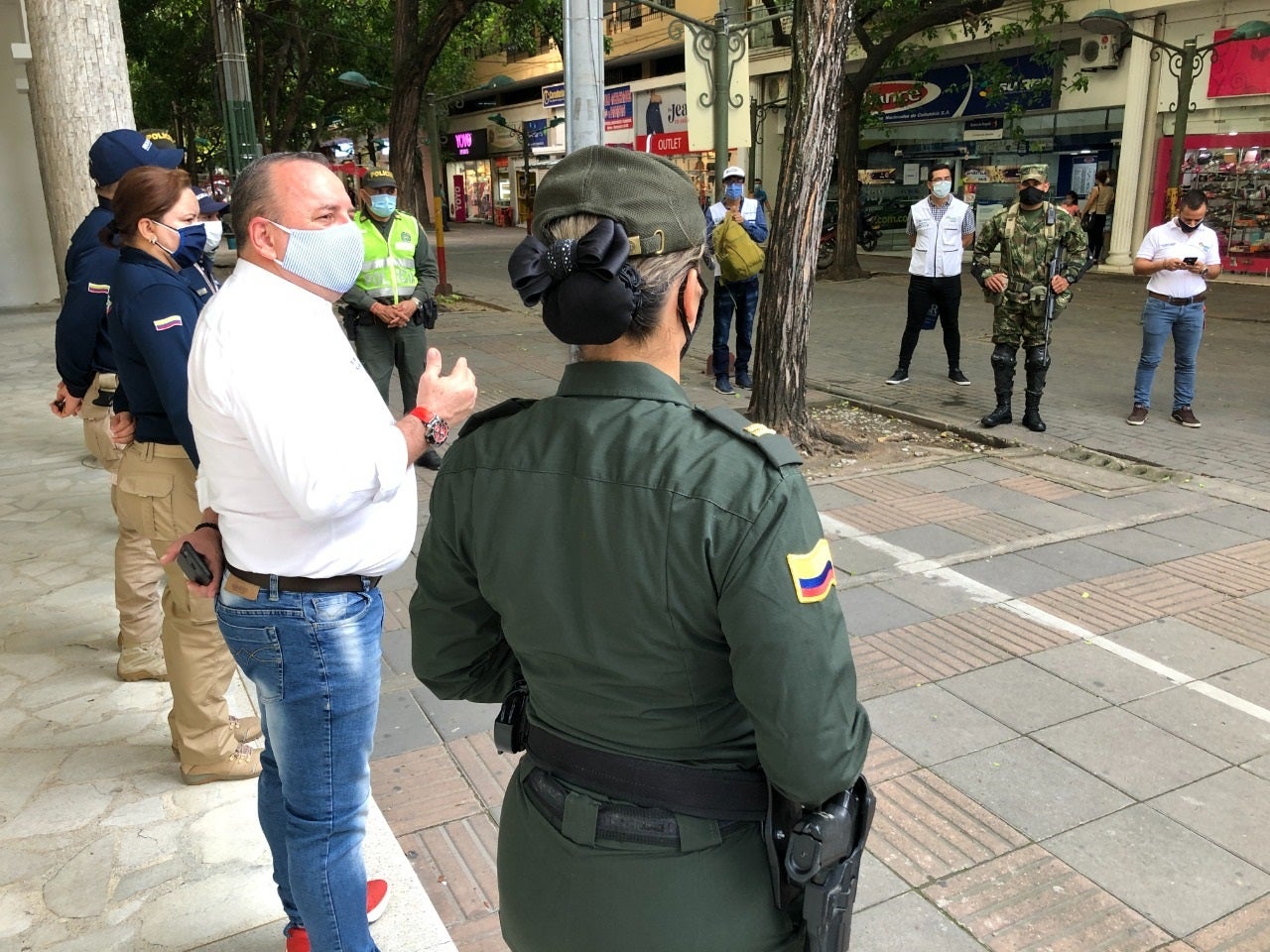 Toque de queda y pico y cédula