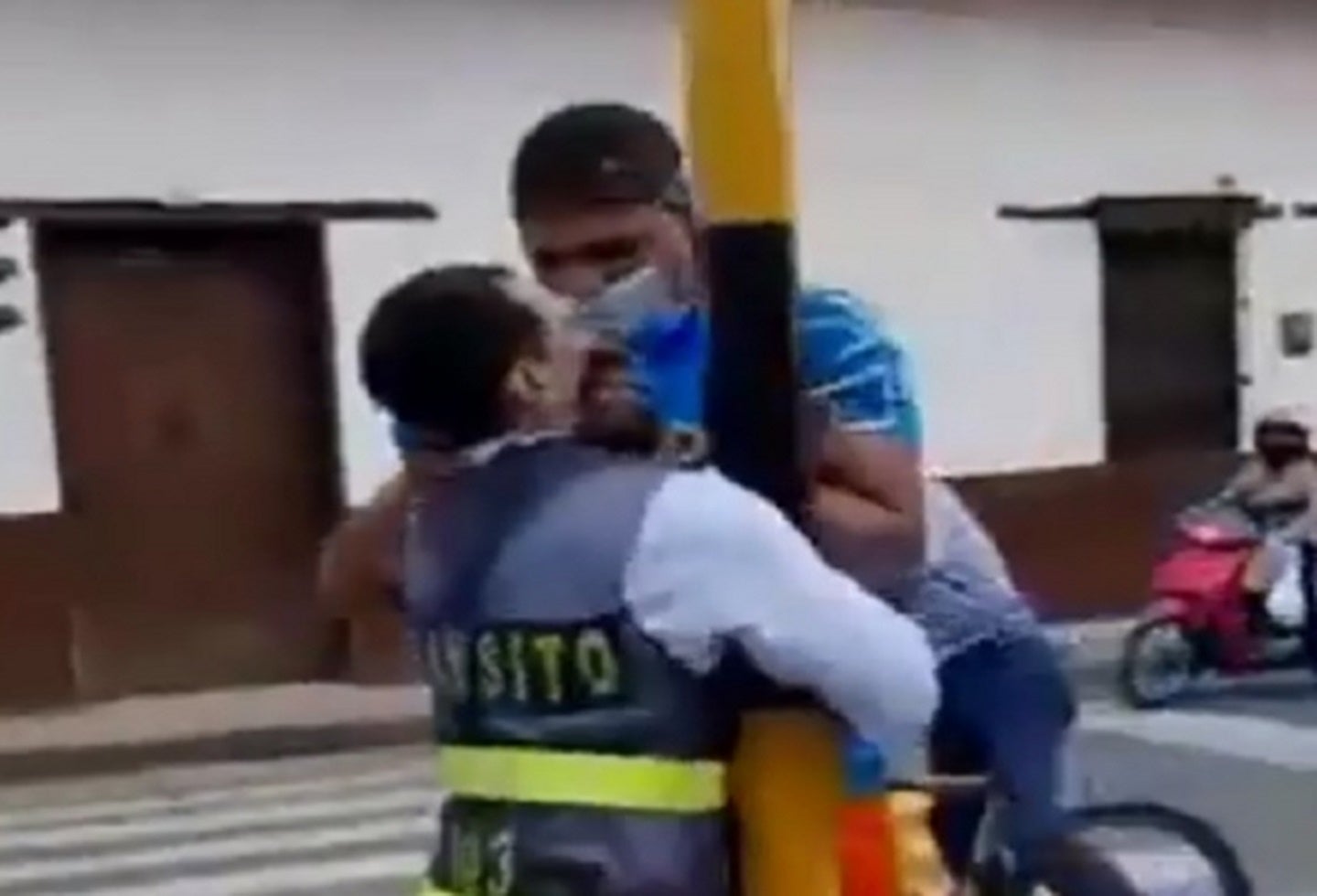 Brutal agresión de un grandulón a una agente de tránsito