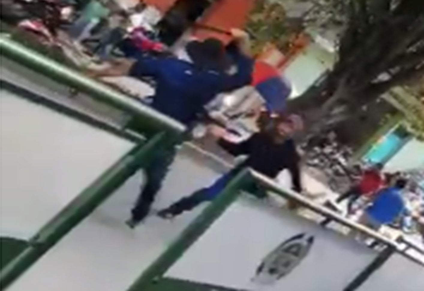 Policía de carabineros arriesgó su vida en medio de una machetera en Playarrica