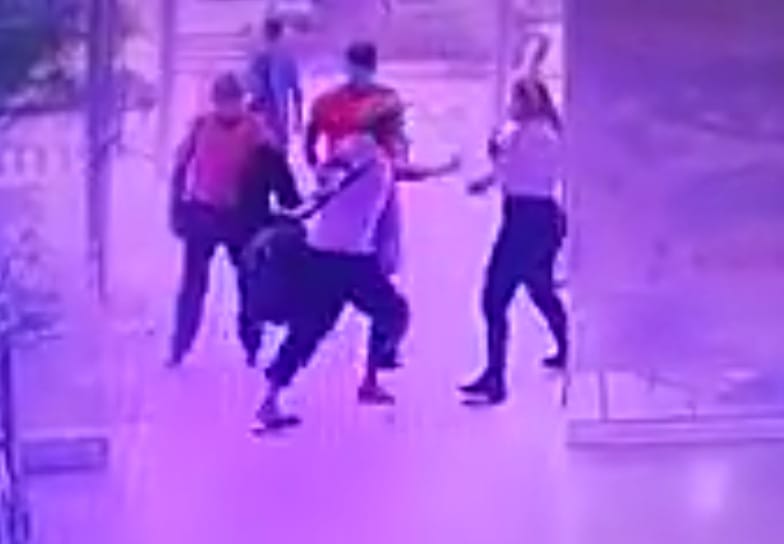 La mujer exigió el uso correcto de tapaboca