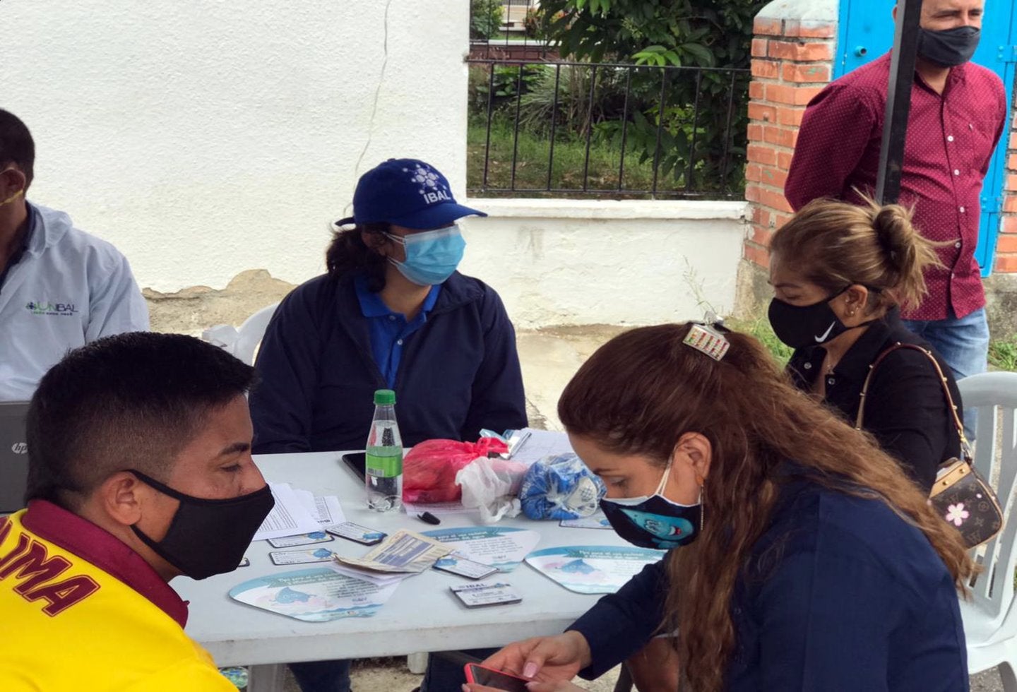 Personal del Ibal en la urbanización San Simón