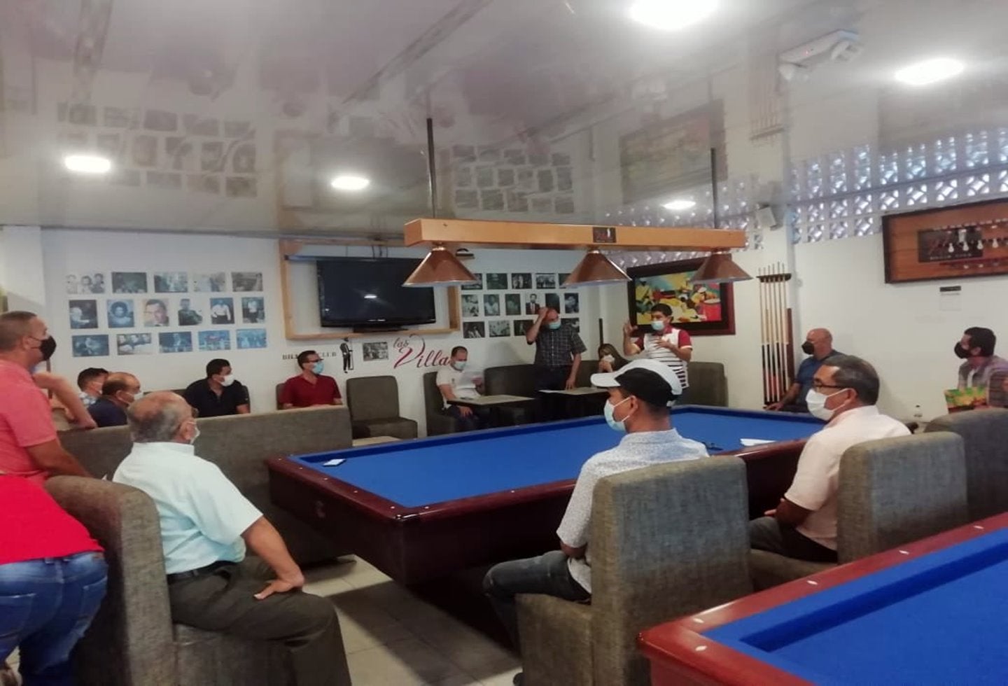 reunión con billares y cancha de tejo