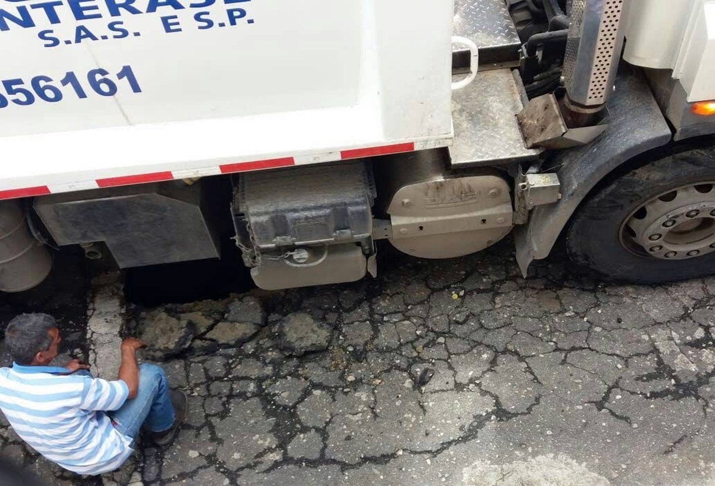carro Interaseo en hueco barrio Gaitán 2021