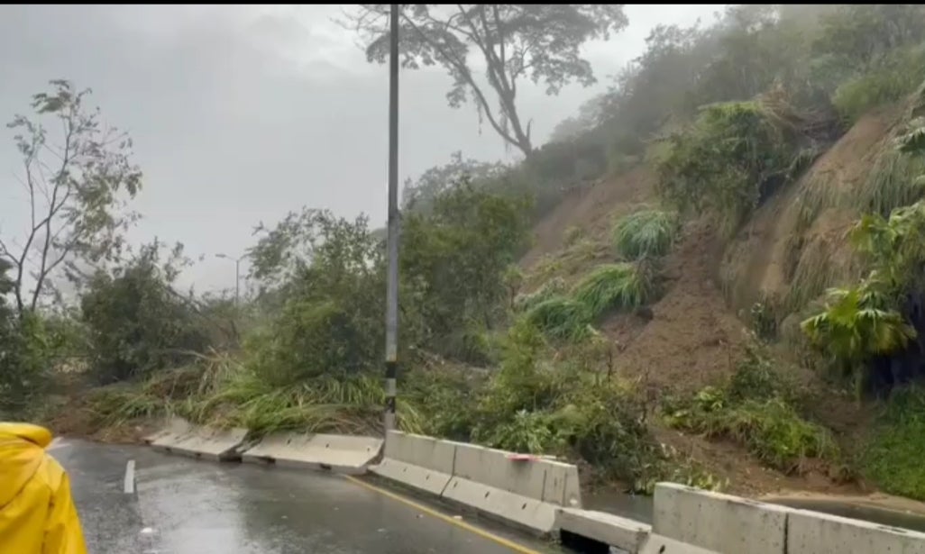 En la Autopista del Café hubo un desprendimiento grande de tierra