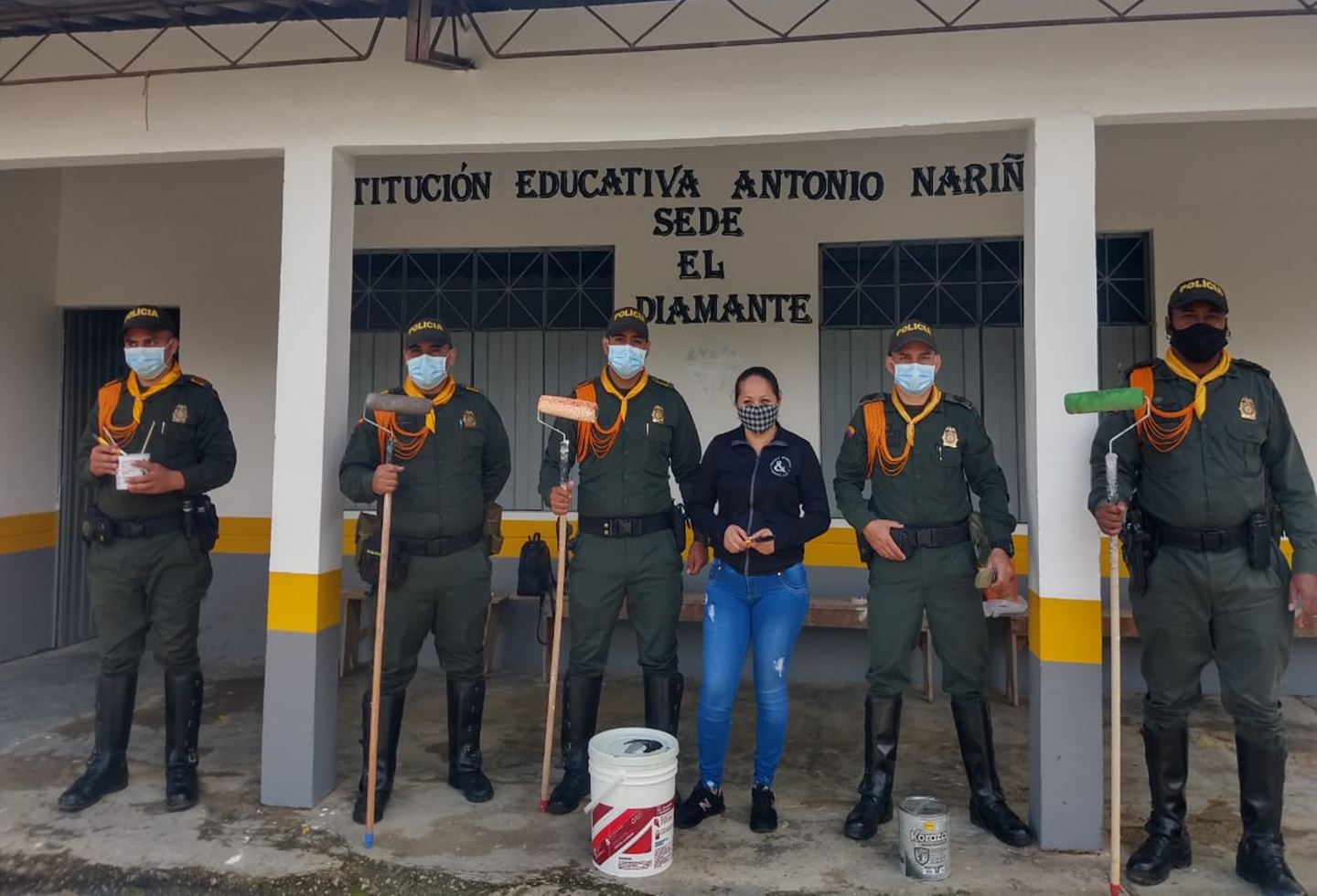 ¡Linda labor! Policía y comunidad realizaron jornada de embellecimiento a escuela de Gaitania