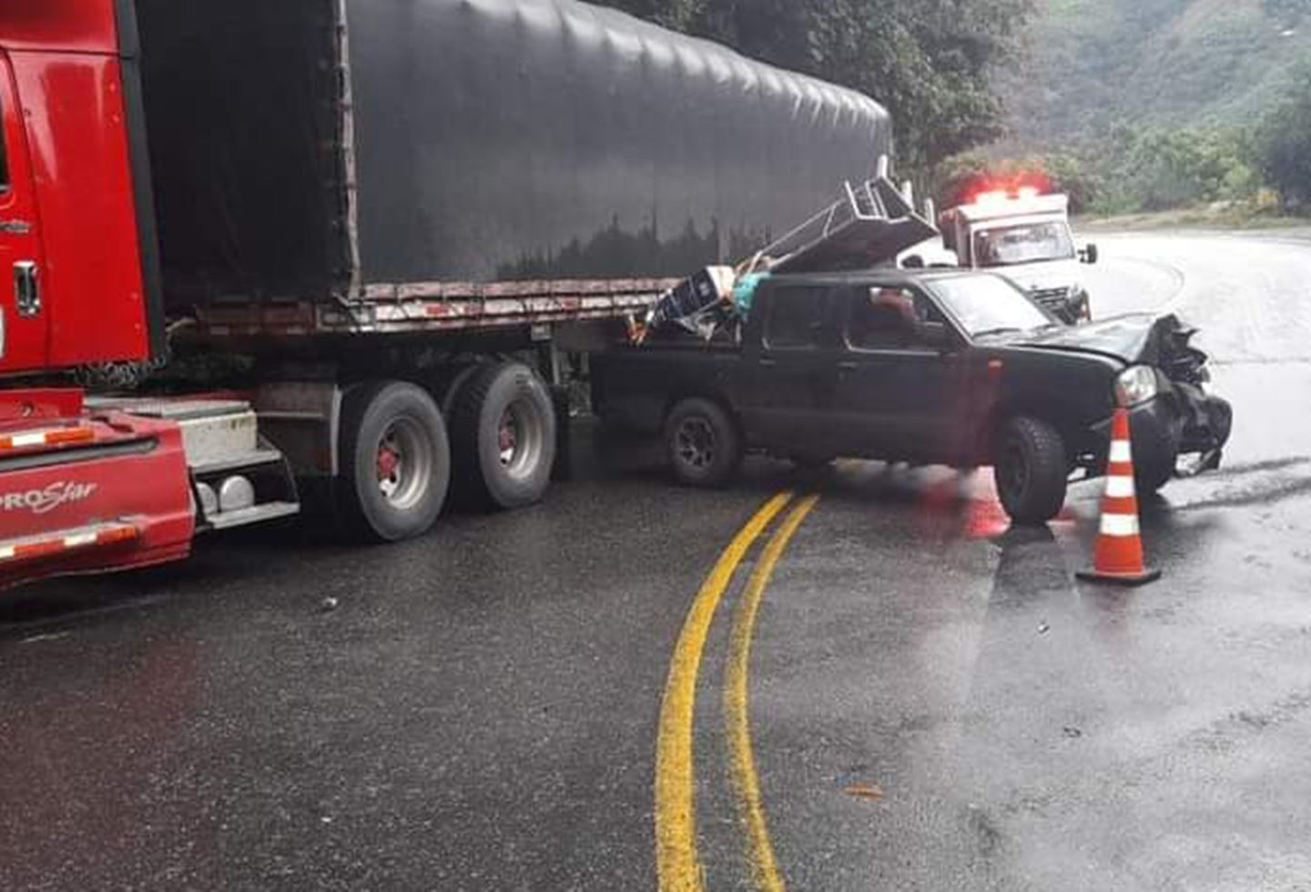 Se salvó conductor de camioneta tras chocar contra tractocamión en la vía a Cajamarca