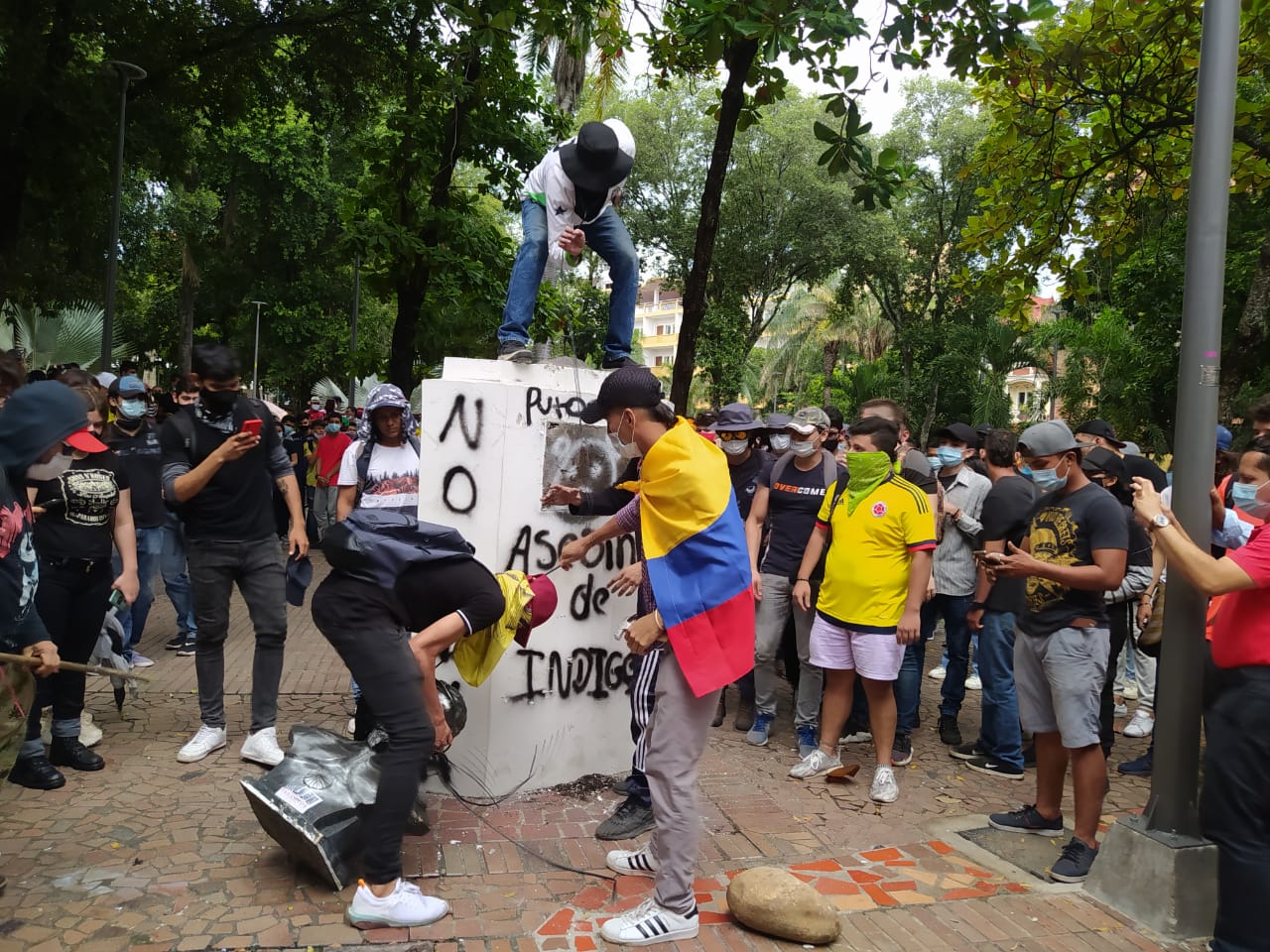 Monumentos destruidos y daños en fachadas dejan protesta en el centro de Neiva