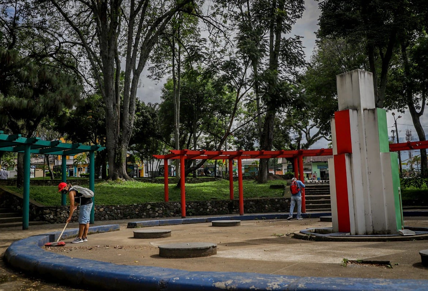 Infractores al toque de queda limpiaron el parque Galarza de Ibagué