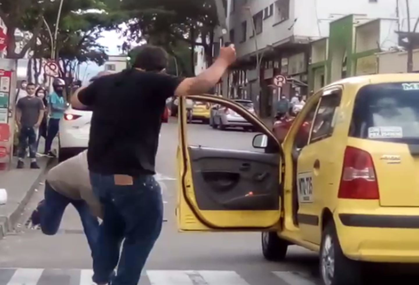 Motociclista le dio machete a taxista en la 11 con 4ª de Ibagué