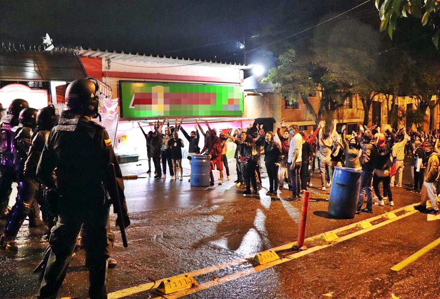 Estudiantes e hinchas del Tolima protestaron bajo la lluvia