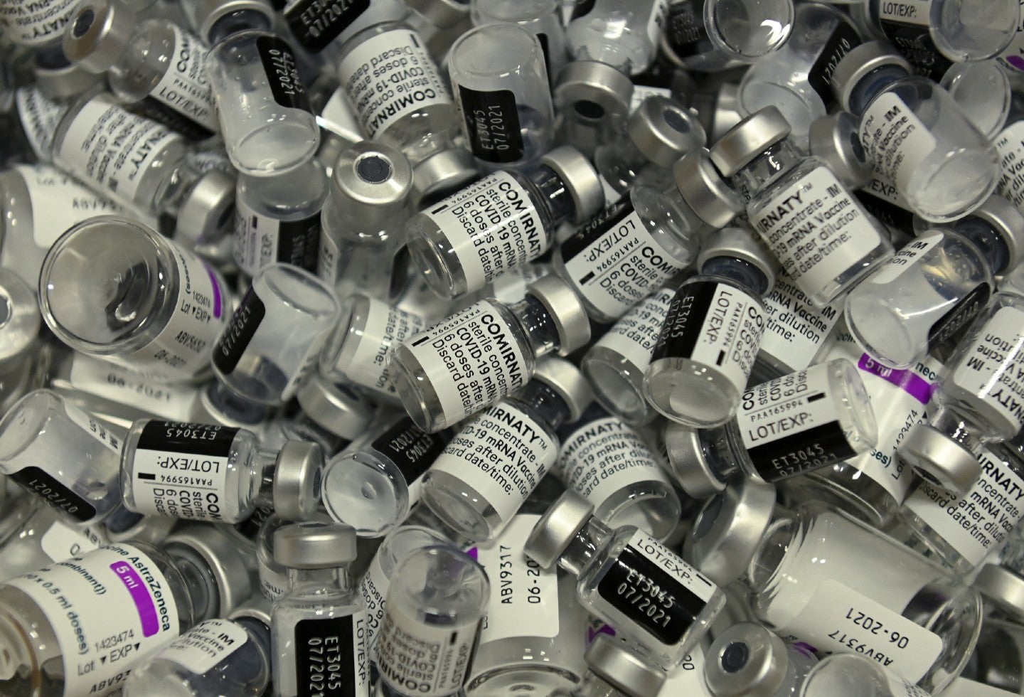 Vacunas contra covid-19 - vacunas de Pfizer y AstraZeneca