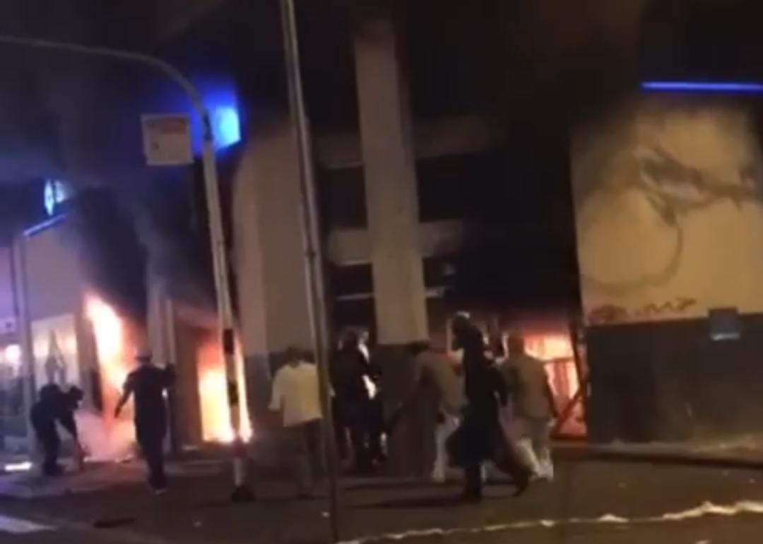 Manifestantes incendiaron entidades y saquearon el comercio