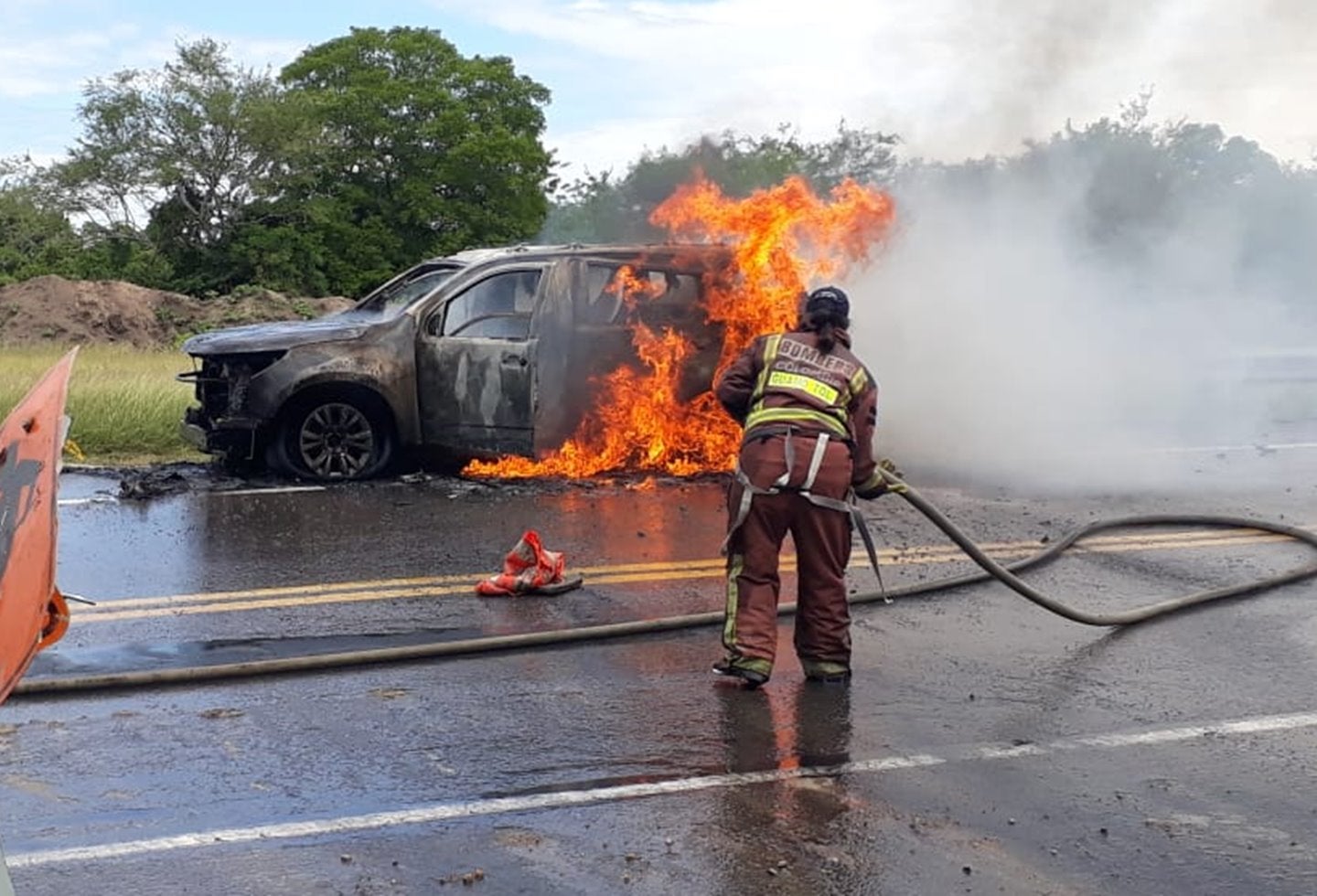 Se incendió camioneta de la Unidad Nacional de Protección en vías del Tolima