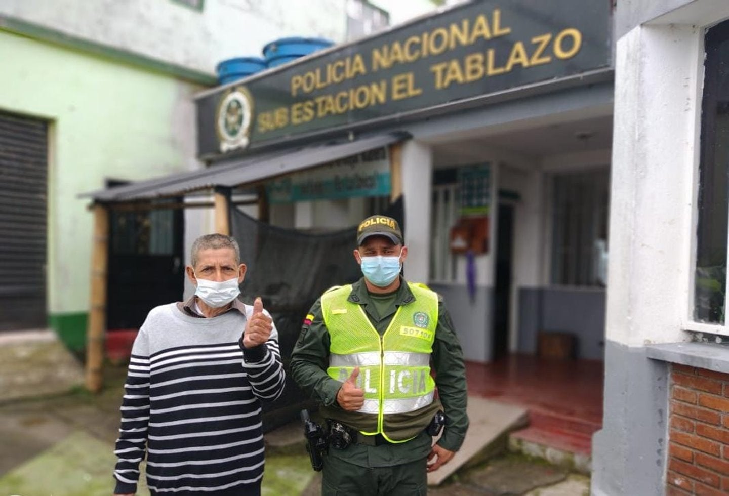 ¡Qué bonita labor! Policía y Sacerdote del corregimiento de El Tablazo, vistieron y alimentaron a un abuelo de escasos recursos