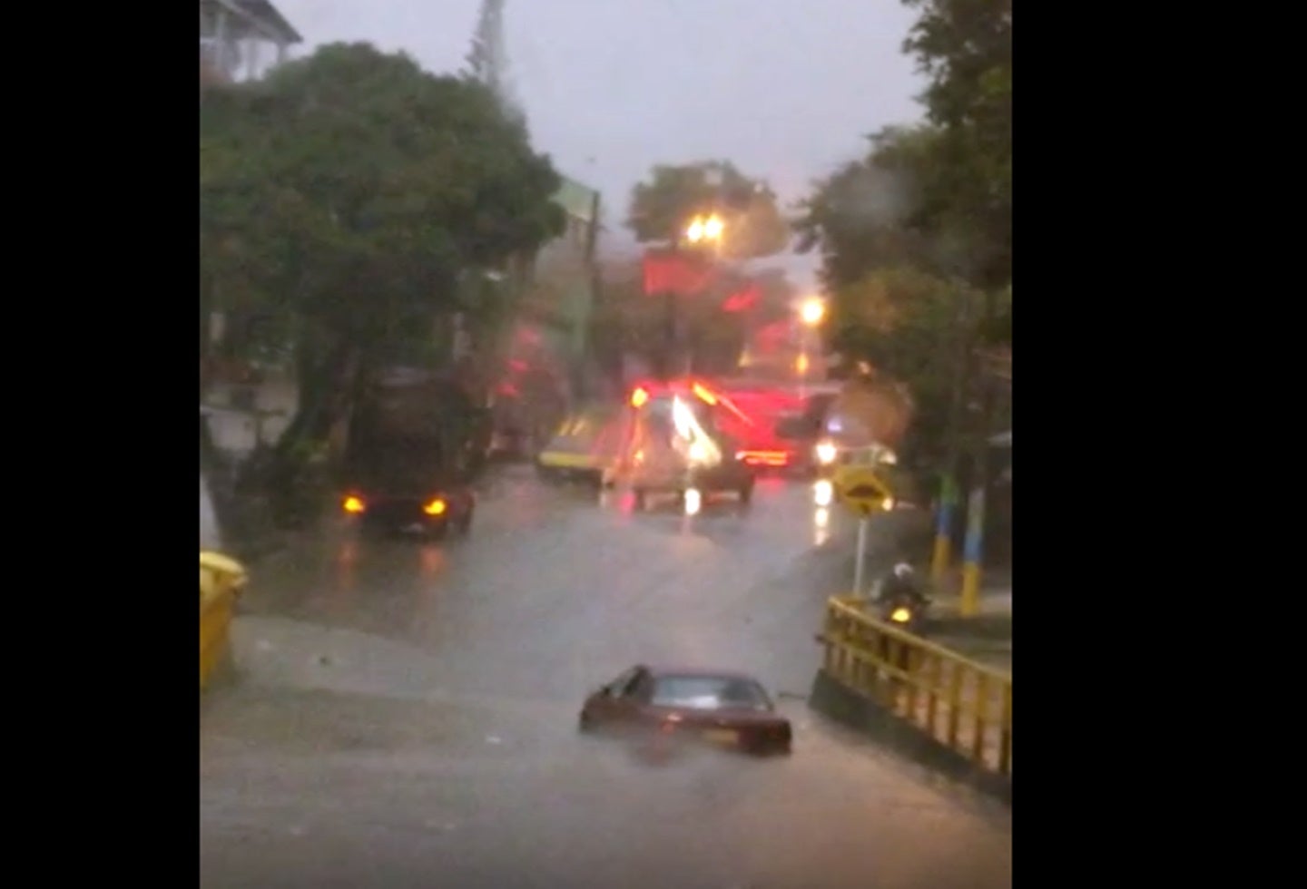 Vehículo bajo lluvias Ibagué 2021 mayo