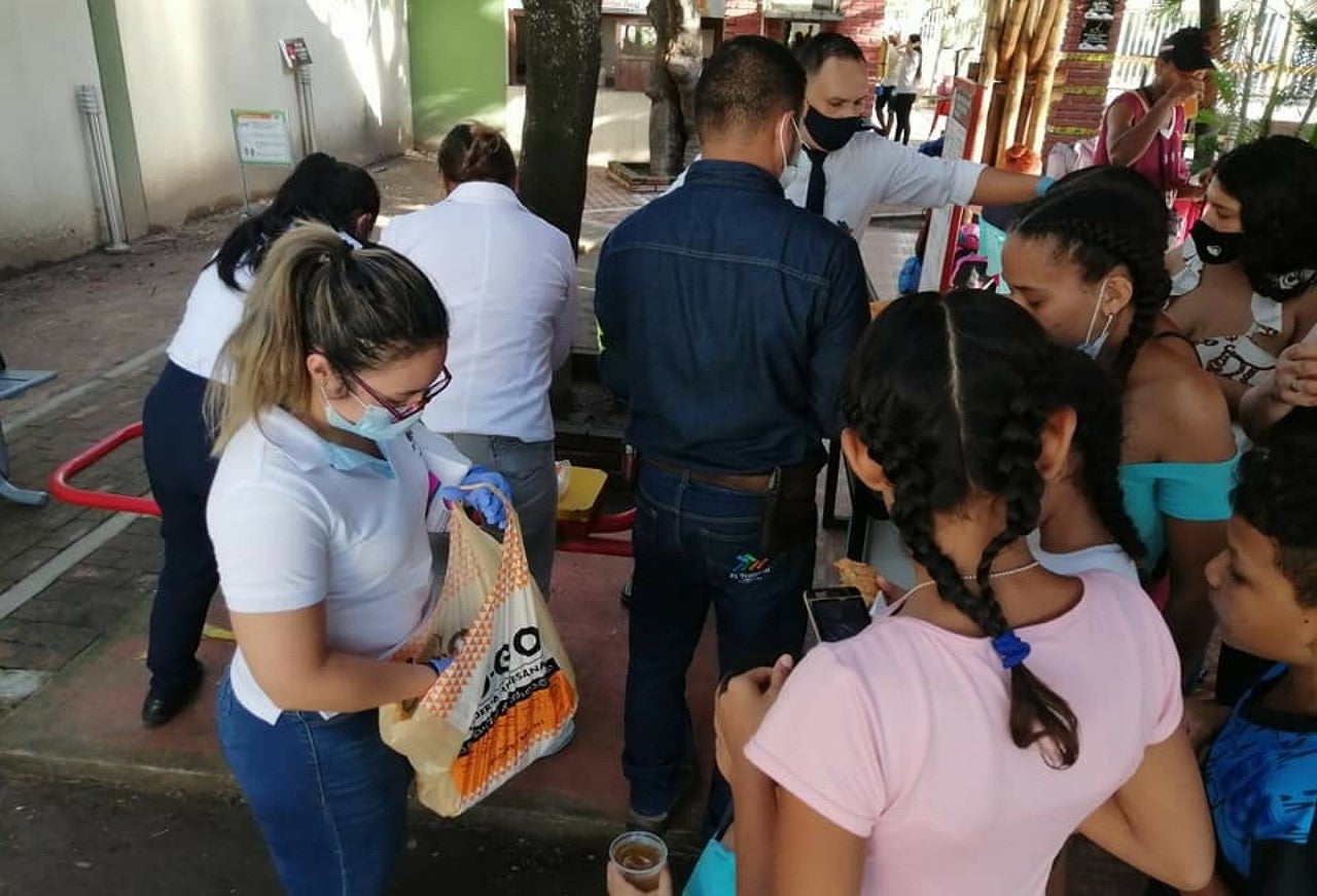 Varias familias bloqueadas dentro de la terminal de transporte