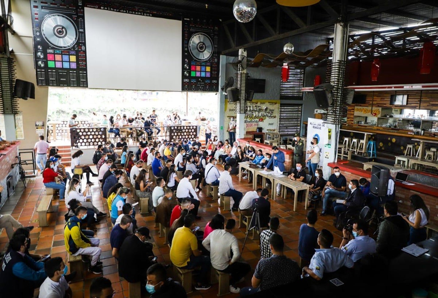 Mesa de dialogo entre el alcalde de Ibagué y jóvenes