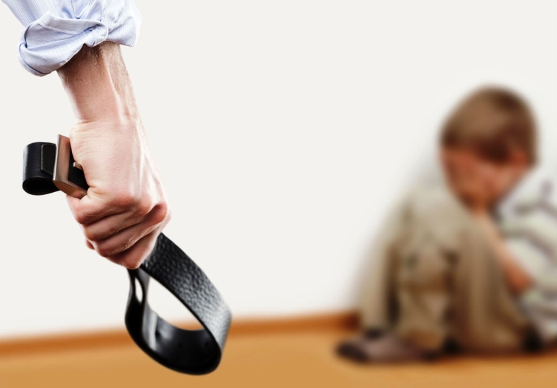 Hombre hirió a su hijastro en genitales por orinar la cama