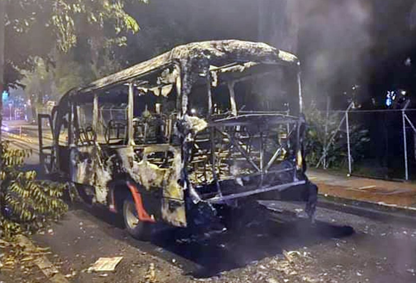 Capuchos vandalizaron cuatro busetas, una de ellas fue incinerada en inmediaciones de la UT