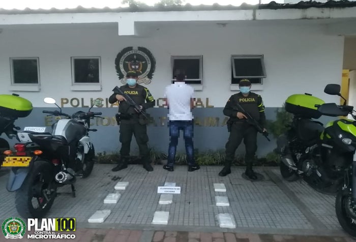 ¡Vuelve y juega! Cayó motociclista con 8 kilogramos y medio de base de coca en Natagaima