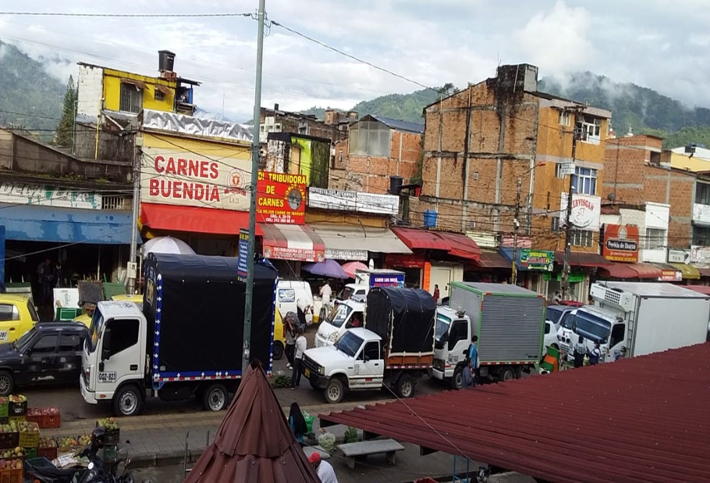 Cargue y descargue de la plaza La 21 en Ibagúé