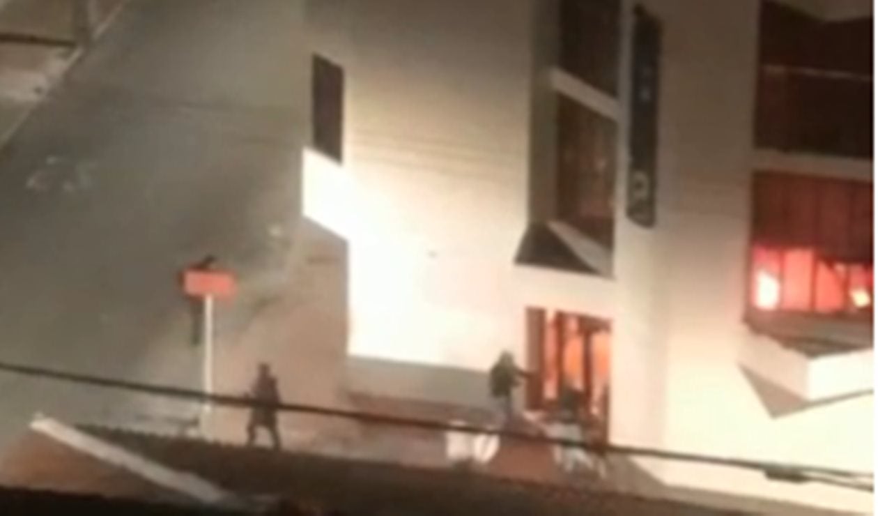 ¡Vandalismo! Intentaron quemar vivo al vigilante del ICETEX en Ibagué