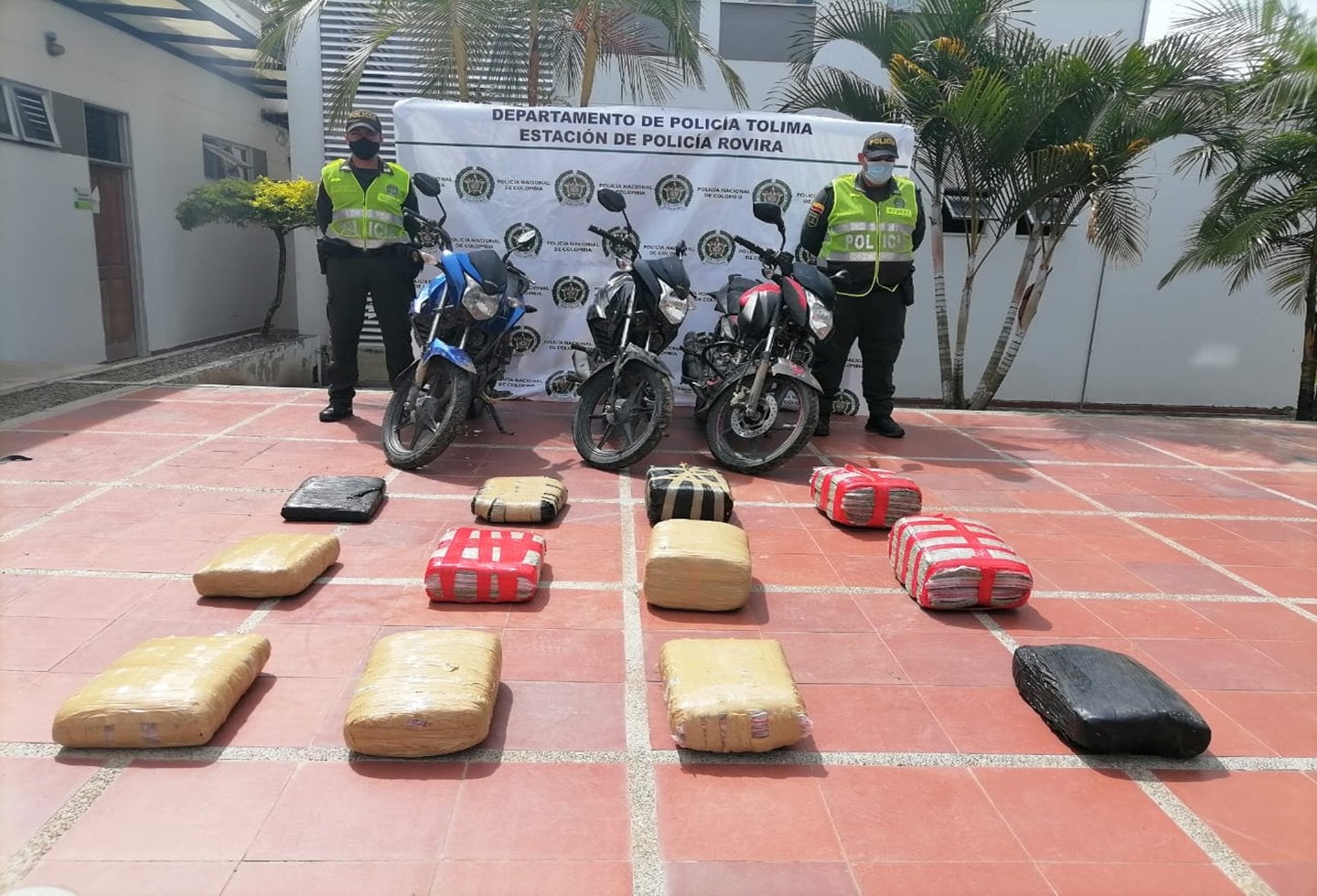 Incautaron millonario alijo de marihuana y tres motocicletas tras operativos en Valle de San Juan