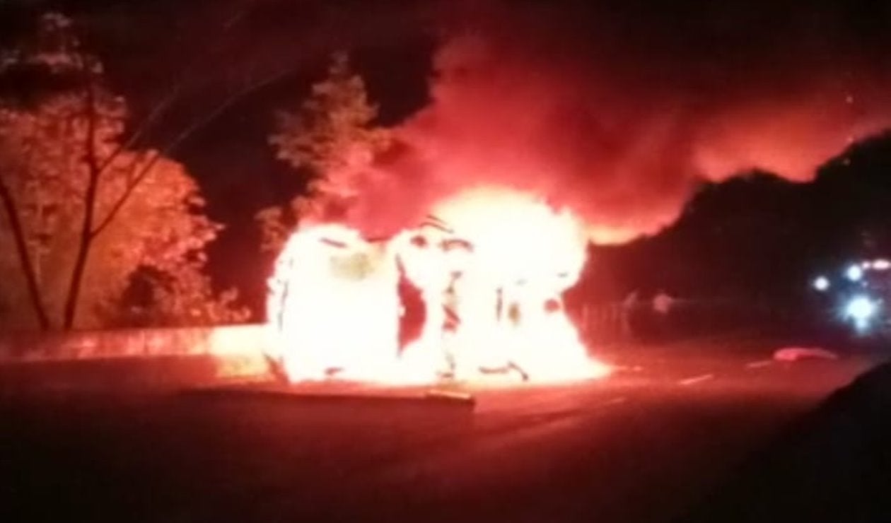 Se volcó e incendió bus con 36 pasajeros en la variante de Ibagué