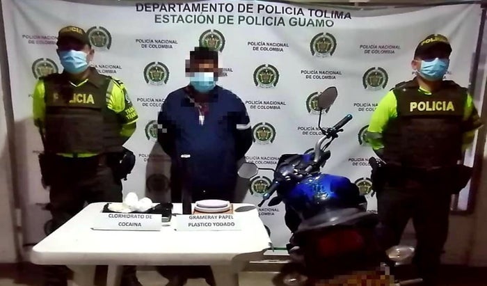 Le hicieron el pare a motociclista y le hallaron base de coca en el Guamo