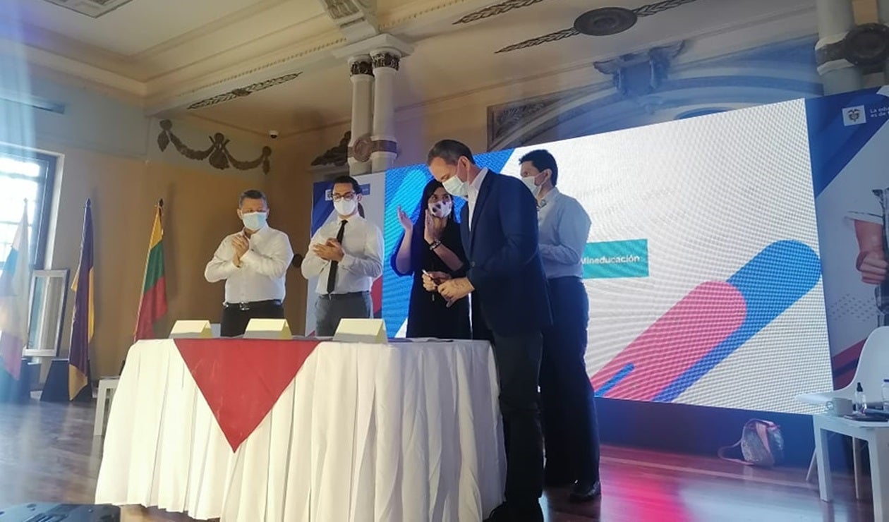 Firma convenio ministra de Educación