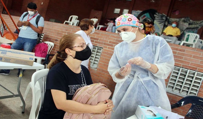 Reciben vacunas contra el Covid-19 en Ibagué