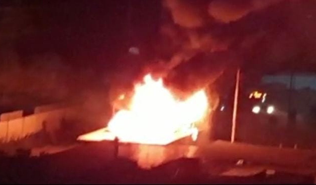 Incendio estructural en container de constructora frente al complejo policial de Picaleña