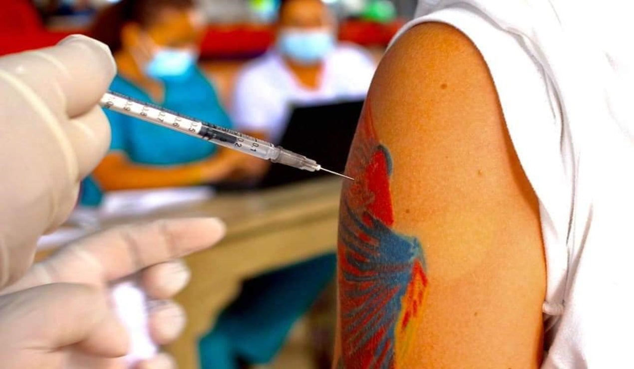 Jóvenes son vacunados en Ibagué 2021