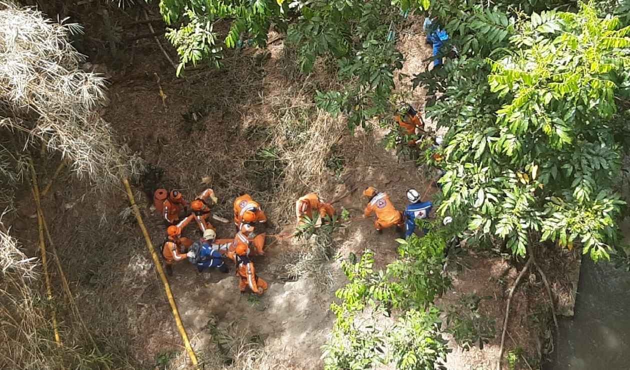 Rescate de los cuerpos de la mujer y su hijo