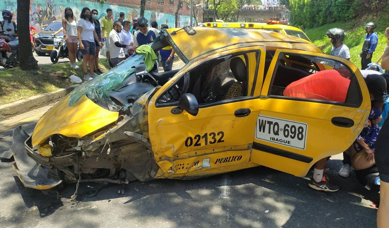 Identificaron a los cinco heridos tras volcamiento de taxi sobre la 36 con Guabinal en Ibagué