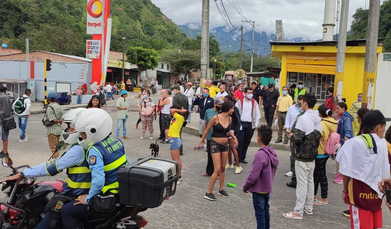Damnificados del Baltazar, Industrial y Combeima, mantienen cerradas vías del sur de Ibagué