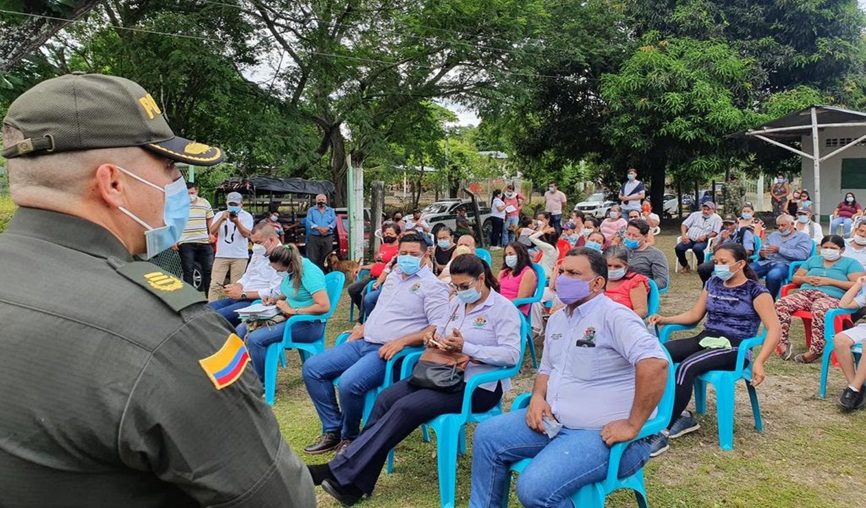 Se adelantó taller de seguridad entre el comandante de Policía Tolima y habitantes de la vereda Pueblo Nuevo del Guamo